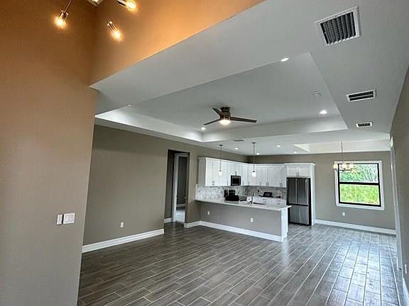 3rd image of 4827 Everglades Blvd N