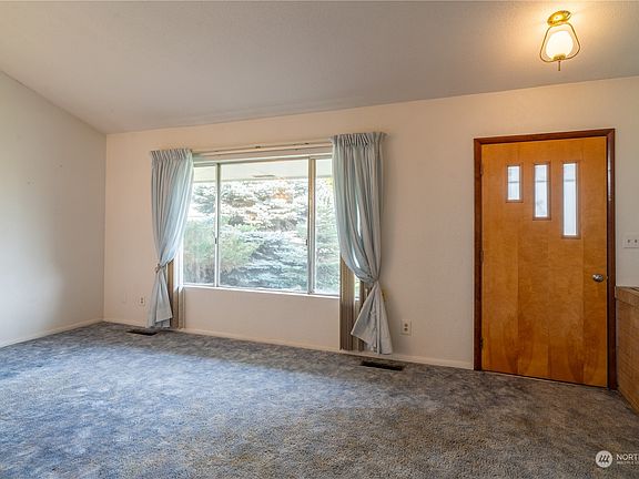4th image of 121 NW Daisy Street