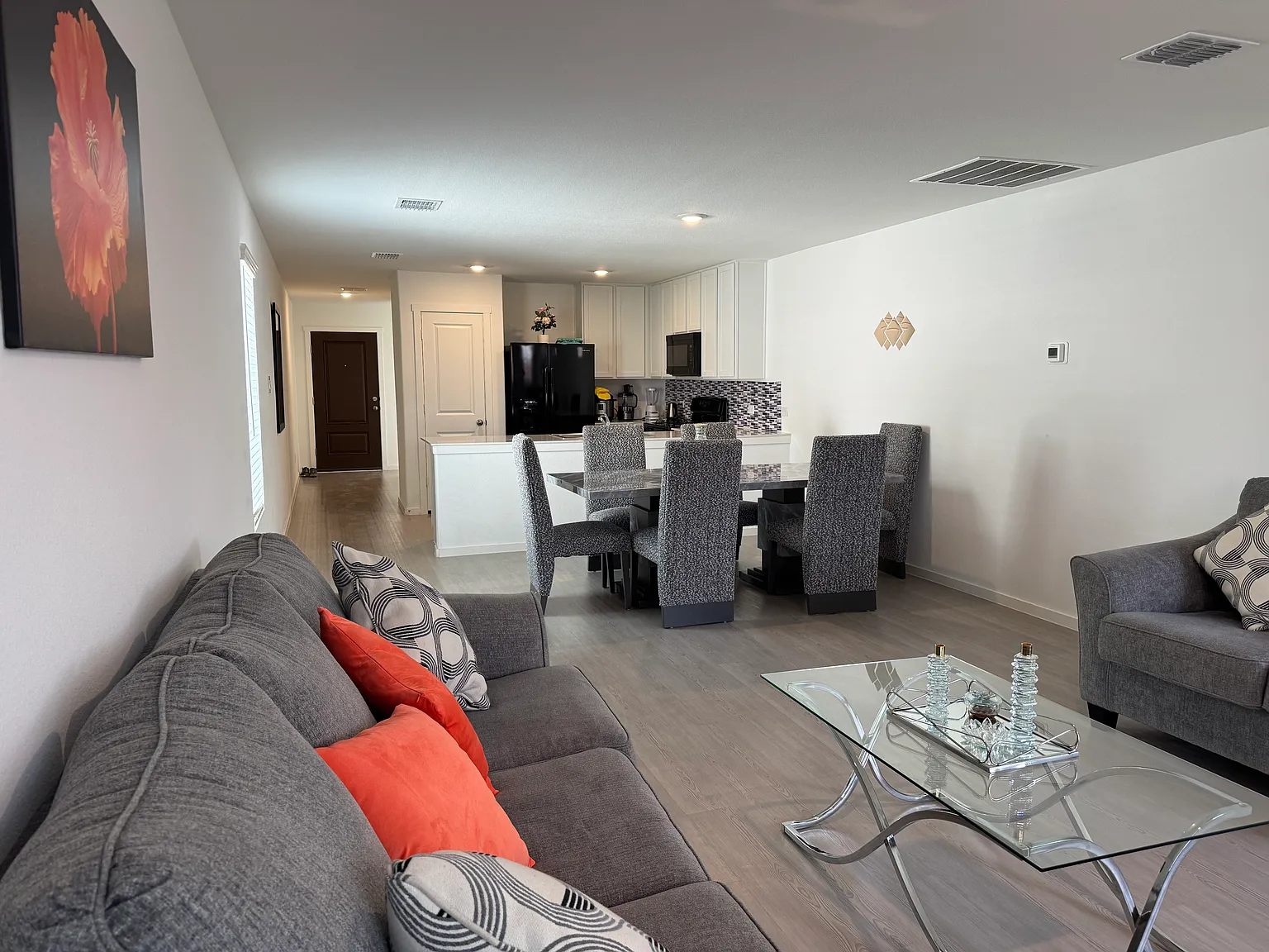 3 bed, 1464 sqft, $1,900 — Photo 2