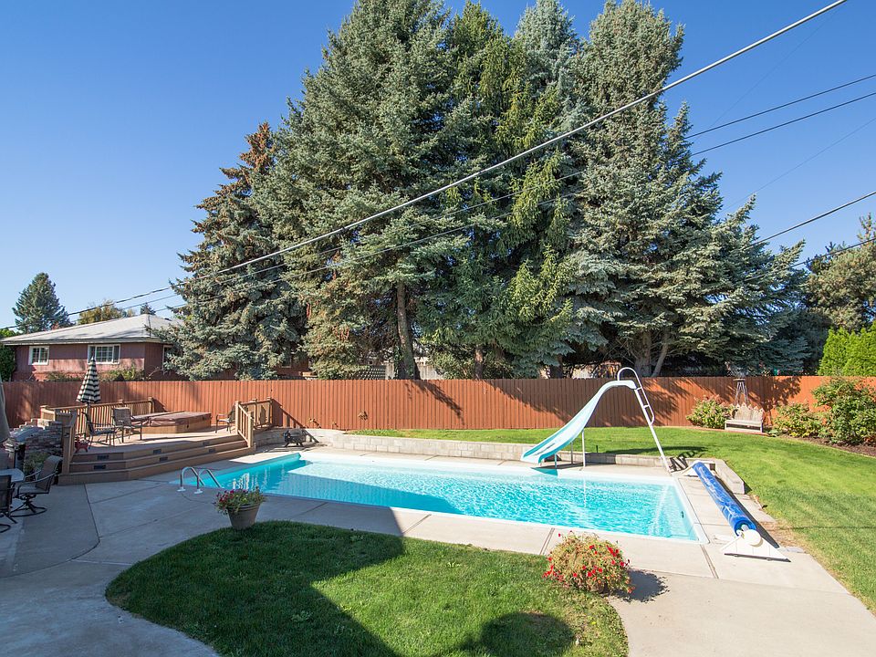 Private backyard w/pool