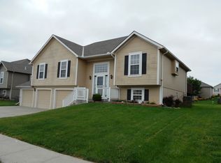 902 W 7th Ave, Kearney, MO 64060