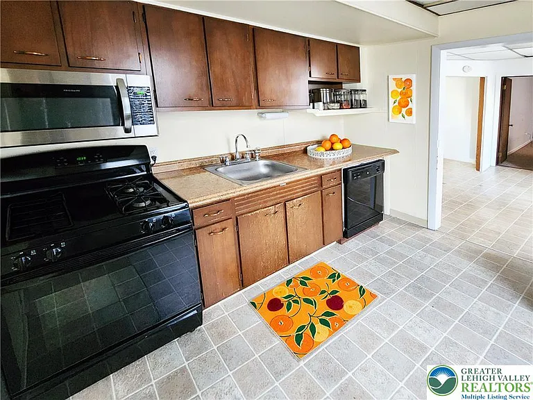 602 Main St #1 — Photo 4