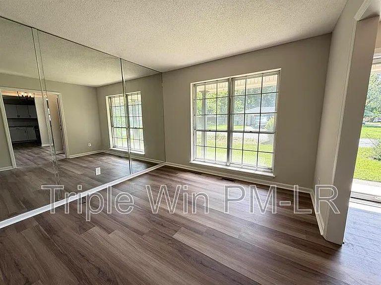 33 Single Oaks Dr — Photo 3