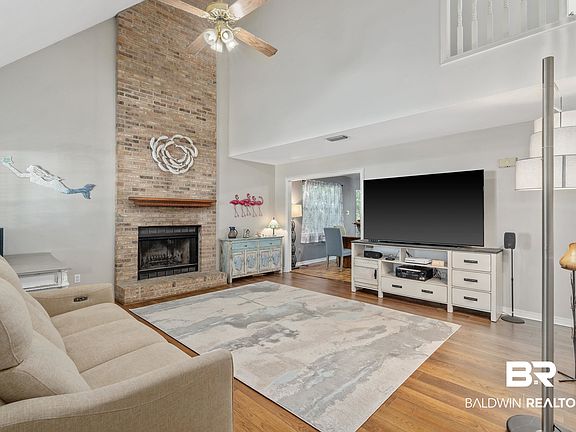 4th image of 3827 Isabel Way W