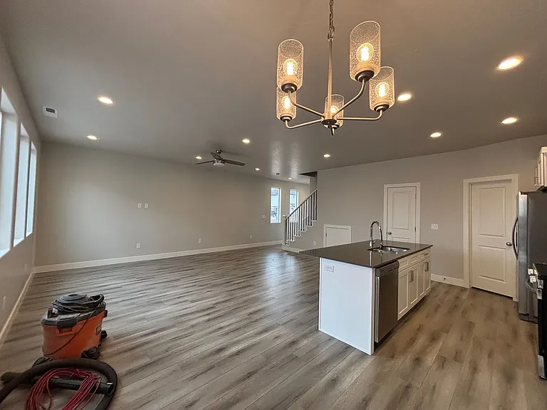 1085 S 4380 W — Photo 7