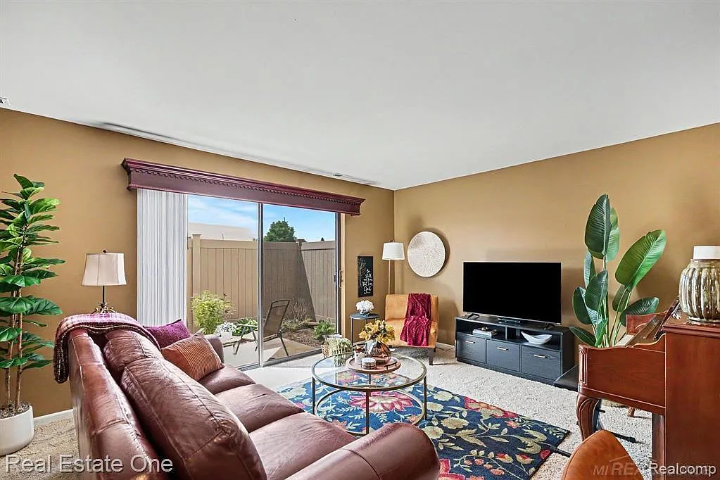 2 bed, 1.5 bath, 1120 sqft, $1,600 — Photo 3