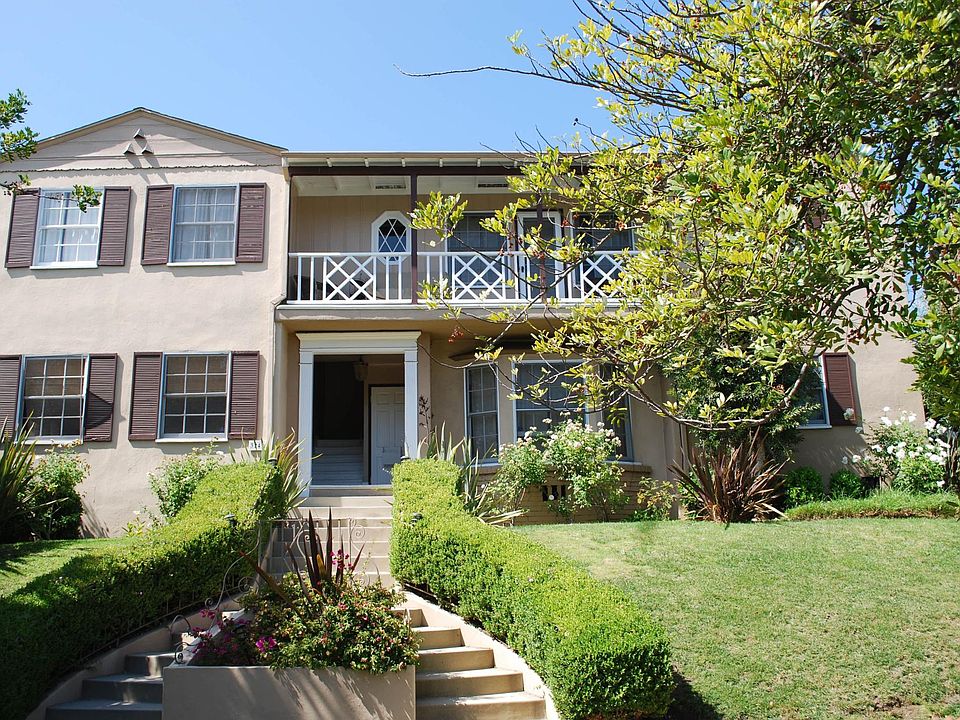 Front of the building. The balcony belongs to apt #3, which is the unit for rent.