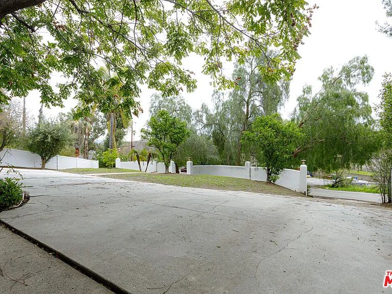 19439 Oxnard St — Photo 20