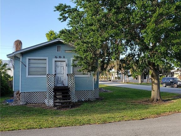 2nd image of 301 Avenue K SW