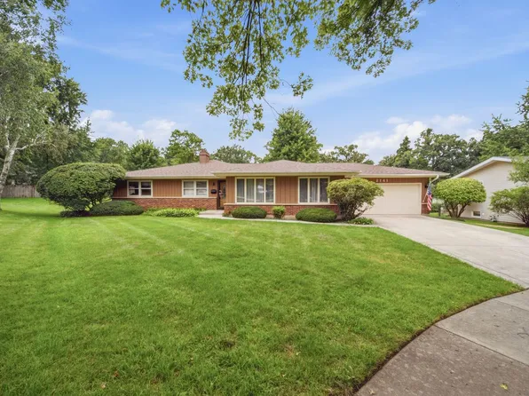 2141 Country Knoll Ct, Elgin, IL 60123