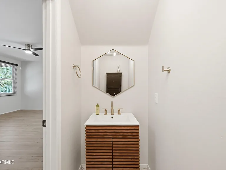 2250 E Wayland Dr — Photo 16