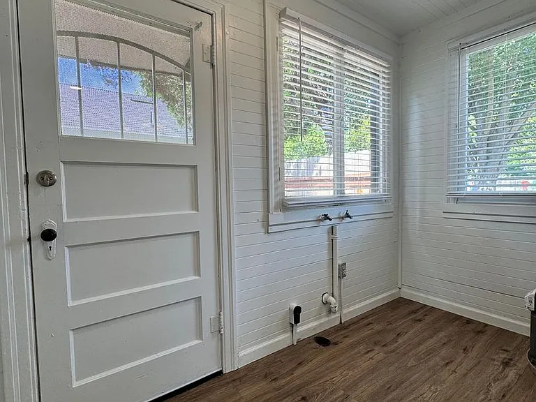 302 E Locust St — Photo 9