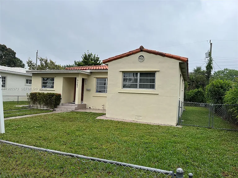 6261 NW 40th St — Photo 3