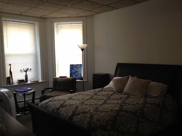 2nd image of 274 Roxborough Ave APT 1R