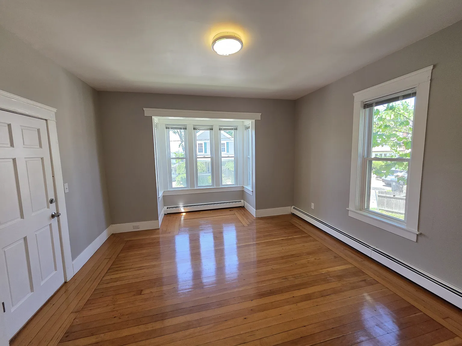  62 Seventh St 1stFlr 2B/2B EastProv! Hardwoods Fireplace! Laundry! — Photo 2