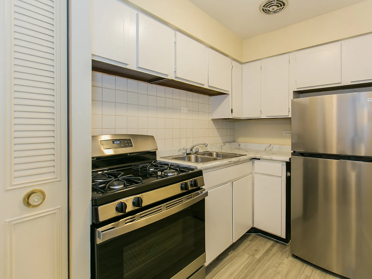 519 W Deming Pl — Photo 3