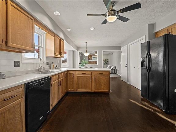 2nd image of 4867 Pinnacle Ct