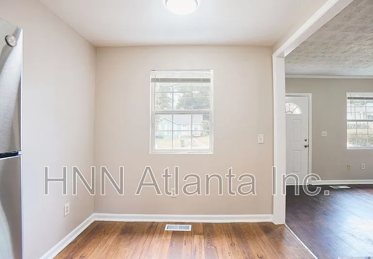162 Hedges St SE — Photo 3
