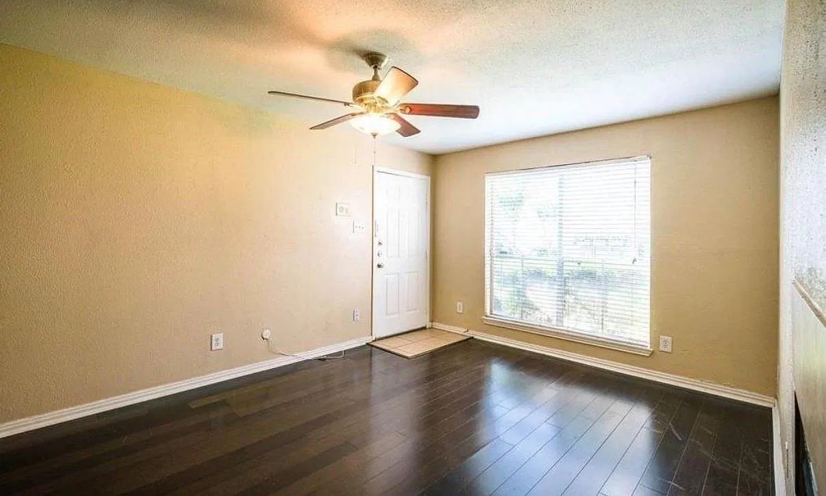 2 bed, 2.0 bath, 856 sqft, $1,350 — Photo 2