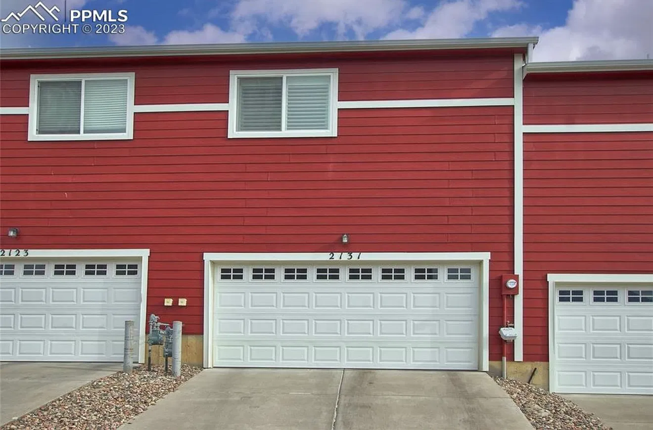 3 bed, 2.5 bath, 1602 sqft, $2,100 — Photo 2