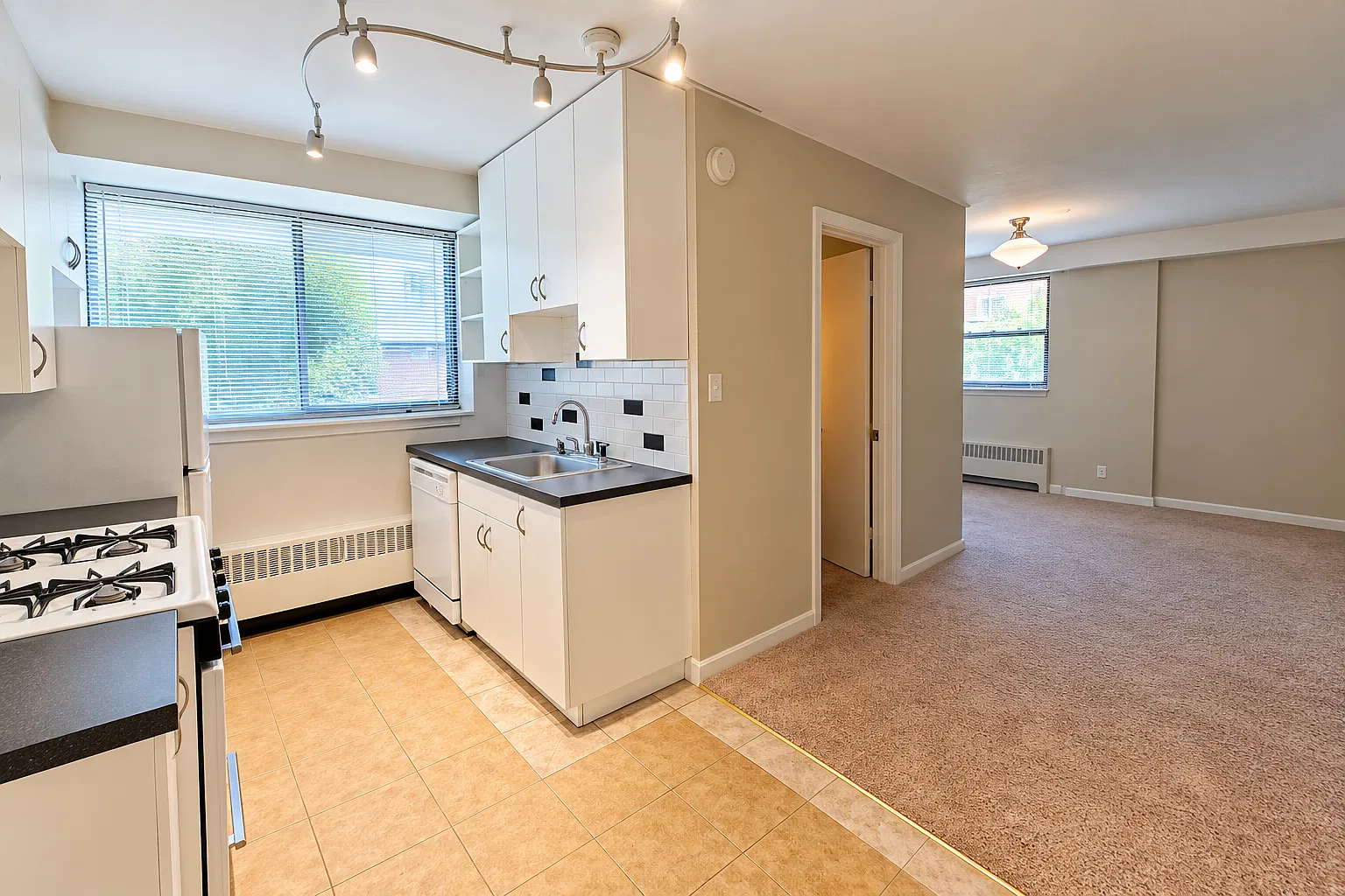 Studio, $875 — Photo 2