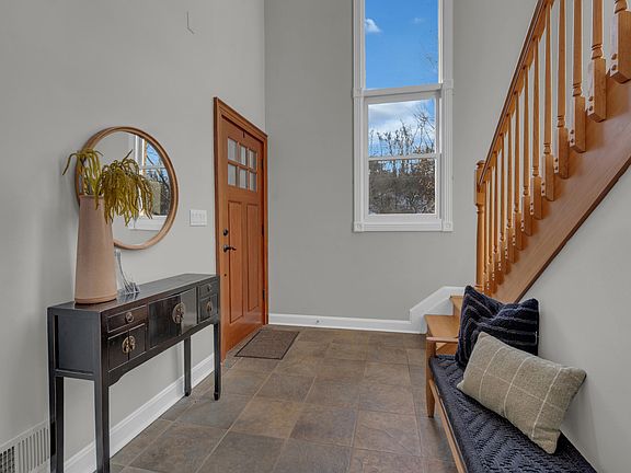 3rd image of 465 Chesapeake Ave