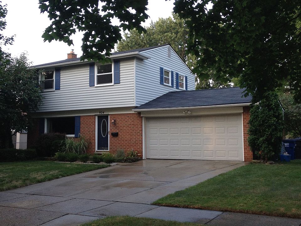 1st image of 924 N Byfield St