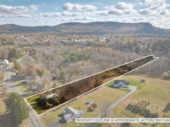 38 West St, Easthampton, MA 01027