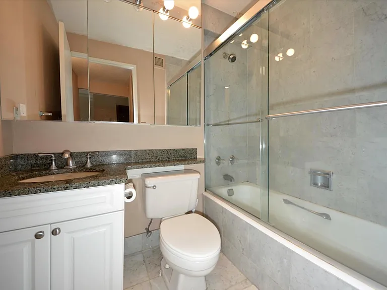 200 Rector Pl #27K — Photo 4
