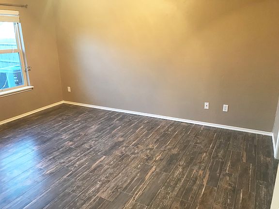 3rd image of 909 SW 157th Cir