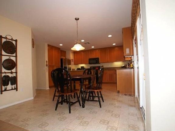 5th image of 1586 Acacia Cir