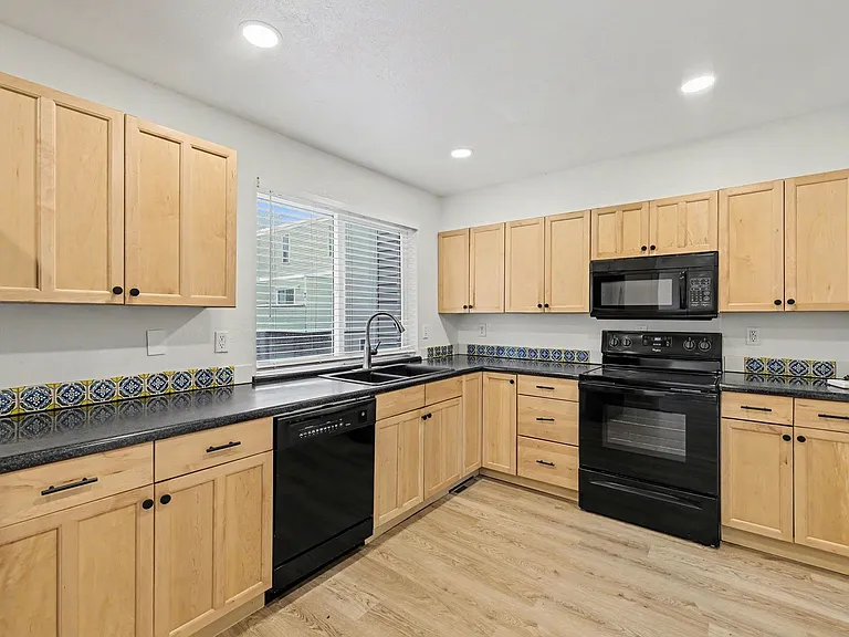 1050 S Monaco Pkwy #49 — Photo 7
