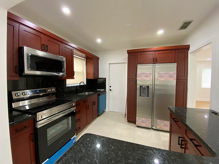 3250 SW 18th Ter — Photo 12