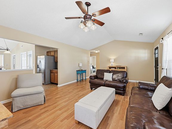 5th image of 117 Edwards Ln.