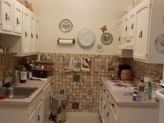 3rd image of 913 E Evergreen St