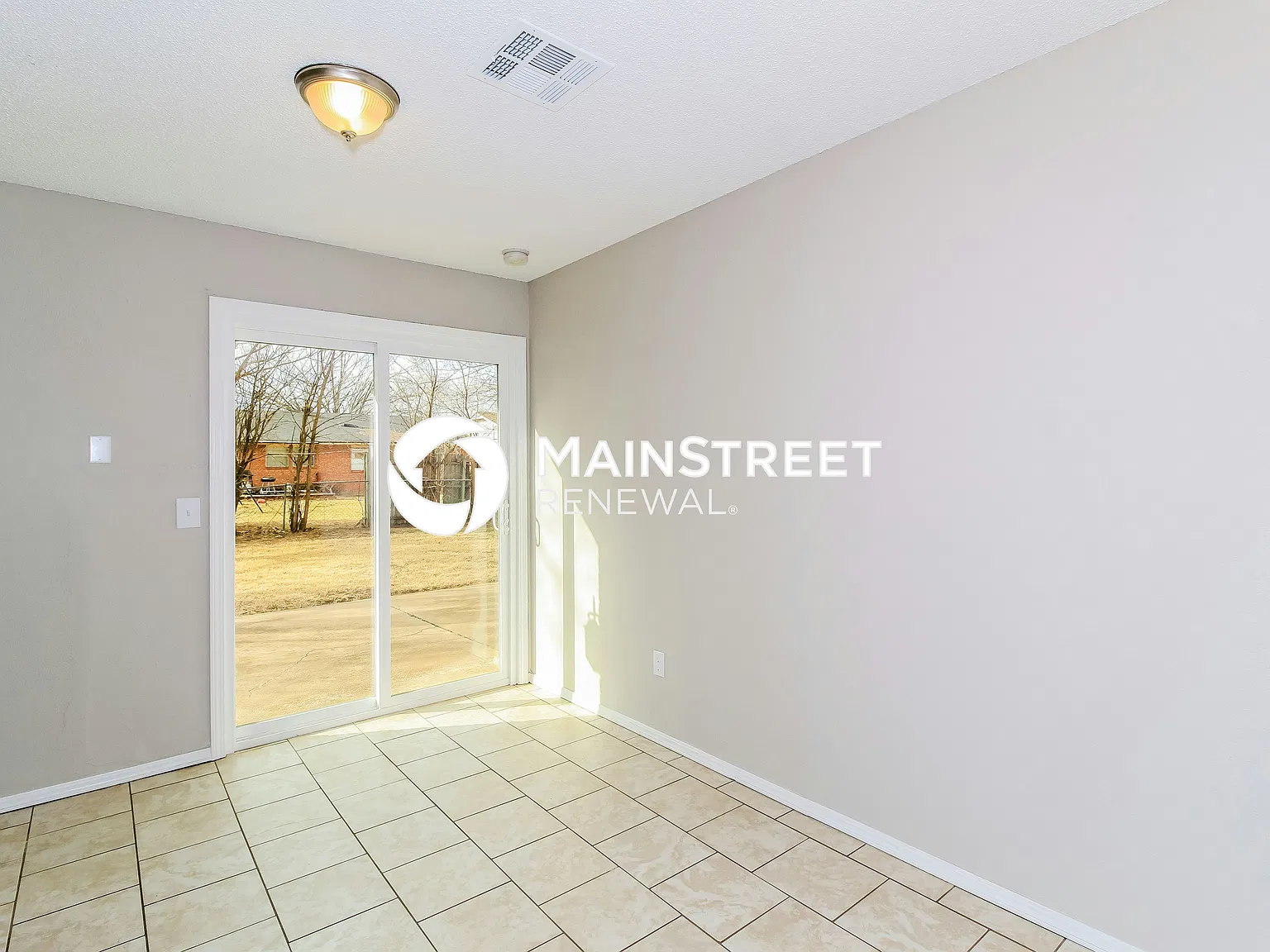 704 W Hillcrest Drive — Photo 4