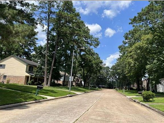 Exterior Neighborhood (street photo)