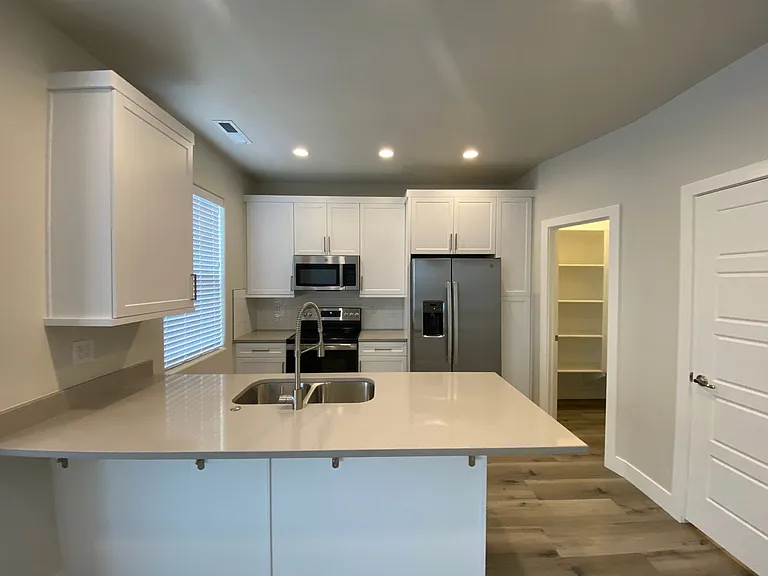 530 E Goldline Dr — Photo 3