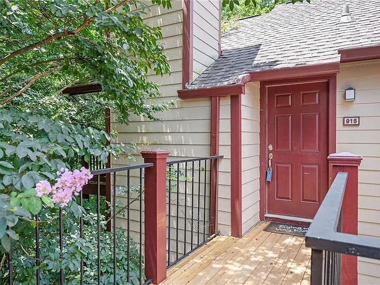 915 Wentworth Ct — Photo 1