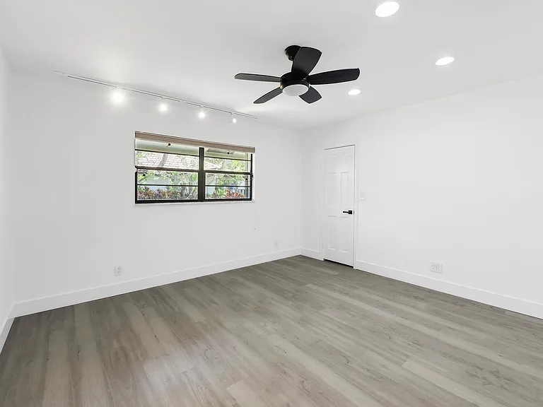 3185 Saint James Dr — Photo 22