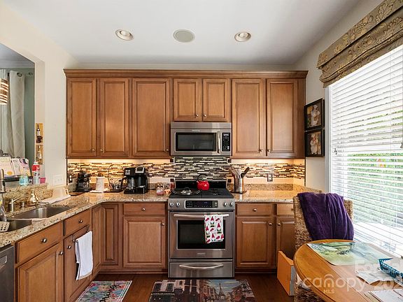 5th image of 512 Park View Dr