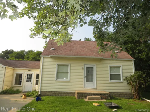 2469 Auburn Rd, Utica, MI 48317