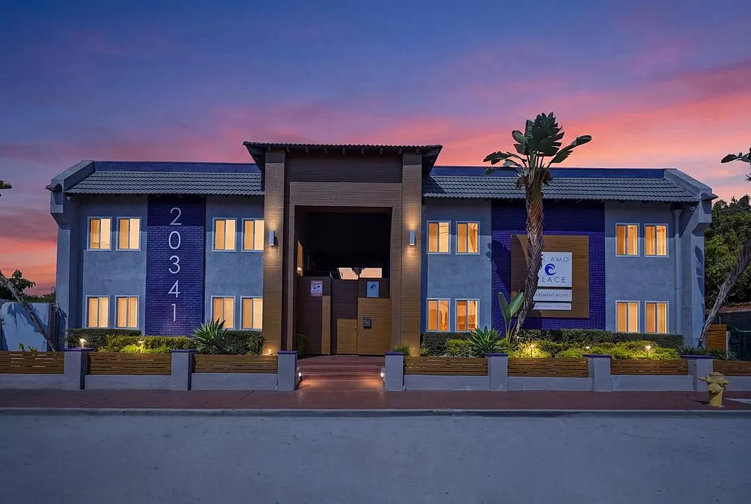 Del Amo Place Apartments Homes — Photo 2