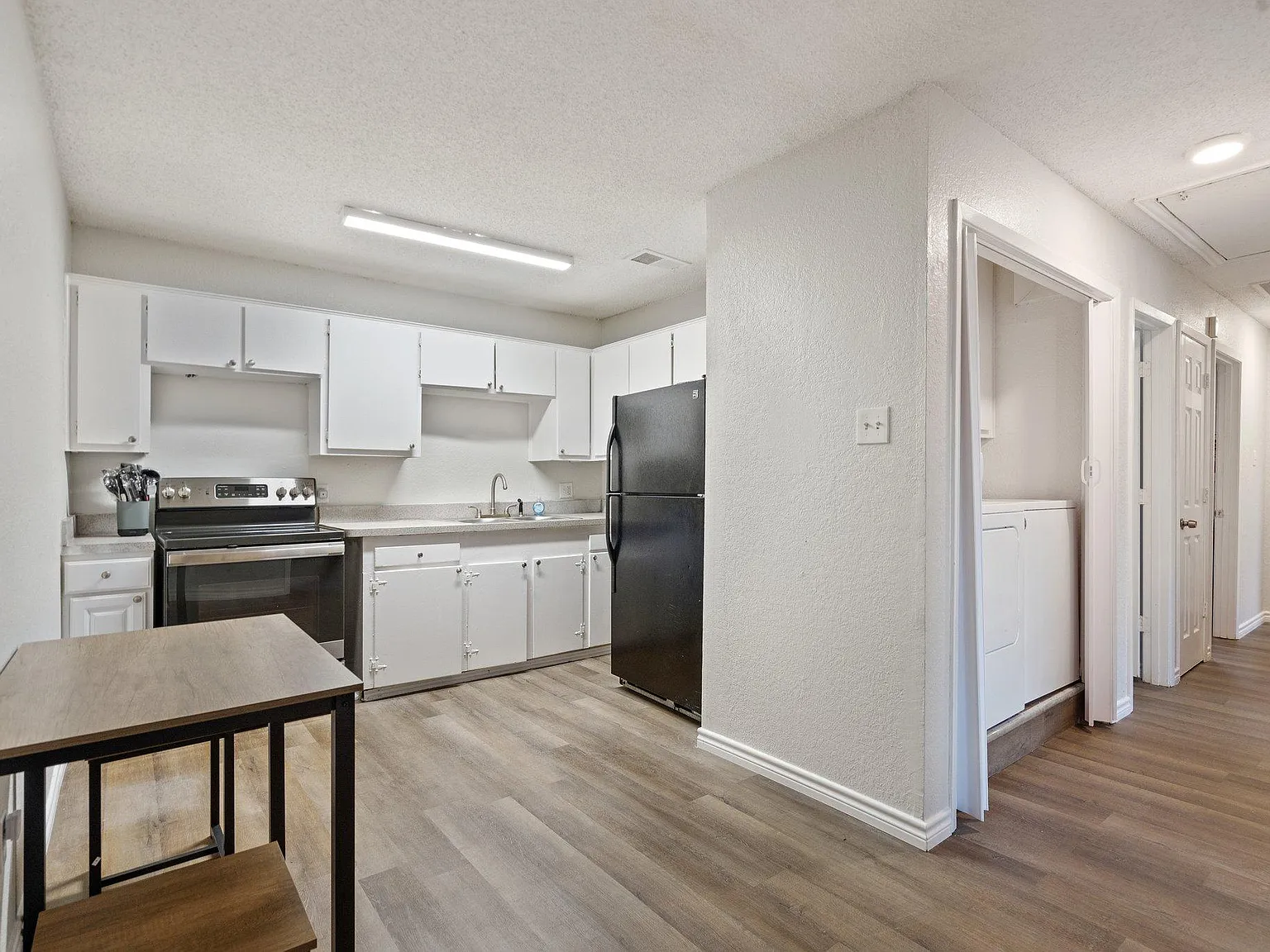 4 bed, 1.0 bath, 850 sqft, $745 — Photo 2