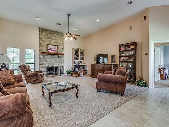 3rd image of 122 Hillridge Ln