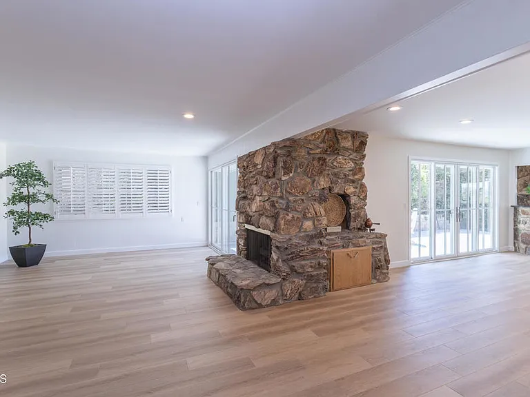 555 Paulette Pl — Photo 2