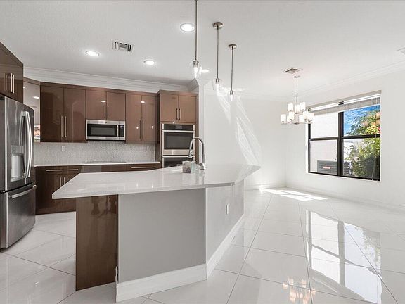 4th image of 10098 Akenside Dr