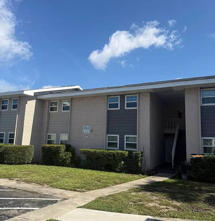 861 Sky Lake Cir #C