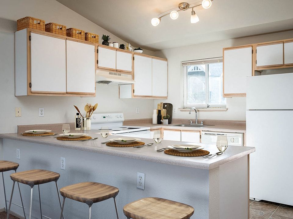 Courtyards at Fairview | Kitchen and Dining