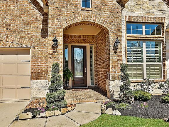 Brick paver arched entry front porch with 8" mahogany front door with sidelights and oil rubbed bronze hardware. Vinyl windows with tilt out feature for cleaning.